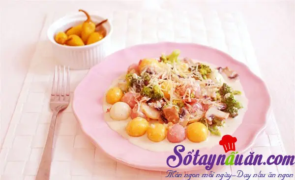 Trổ tài làm bánh gạo sốt kem nấm